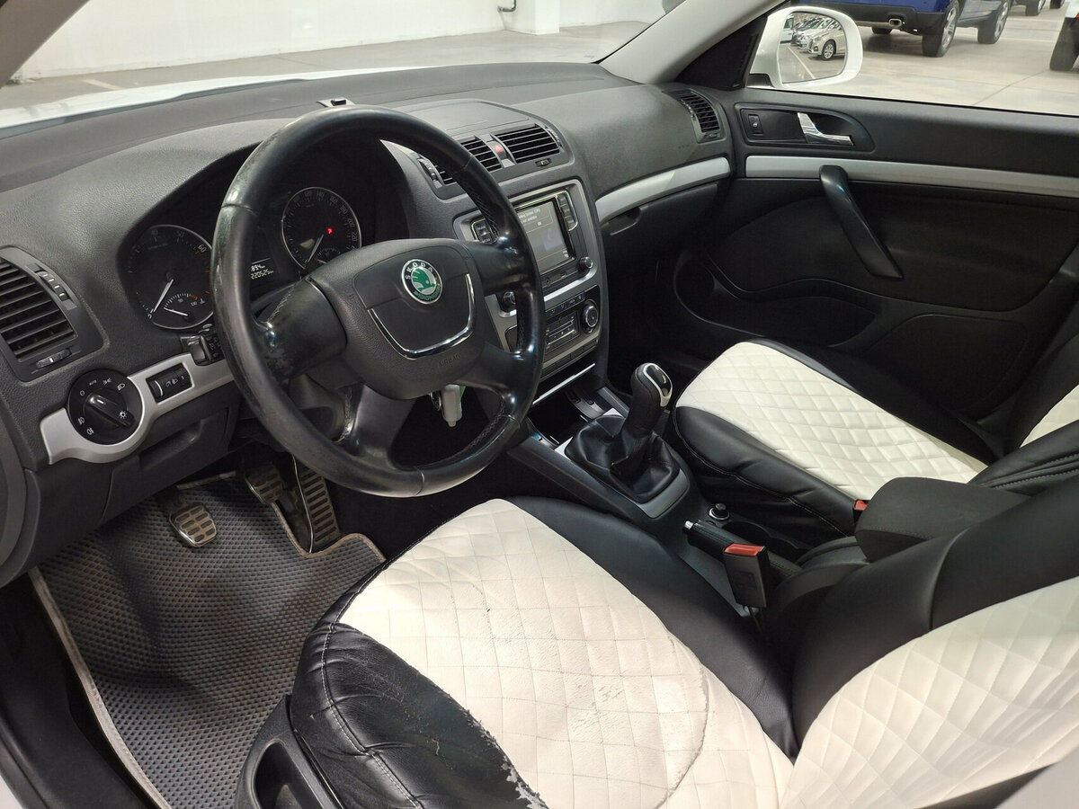 Skoda Octavia II (A5) Рестайлинг, 2012 Фото №16