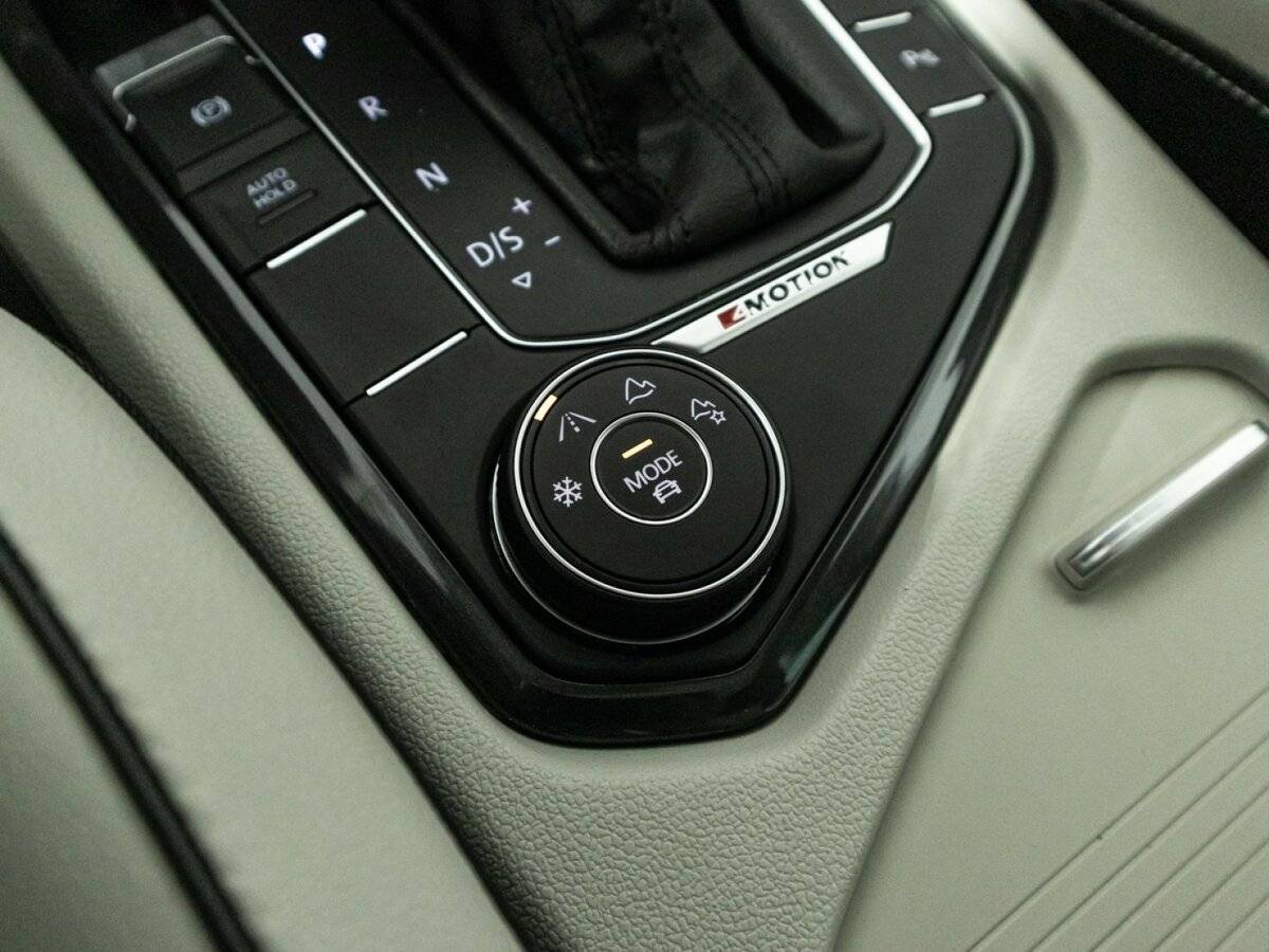 Volkswagen Tiguan, 2018 Фото №16
